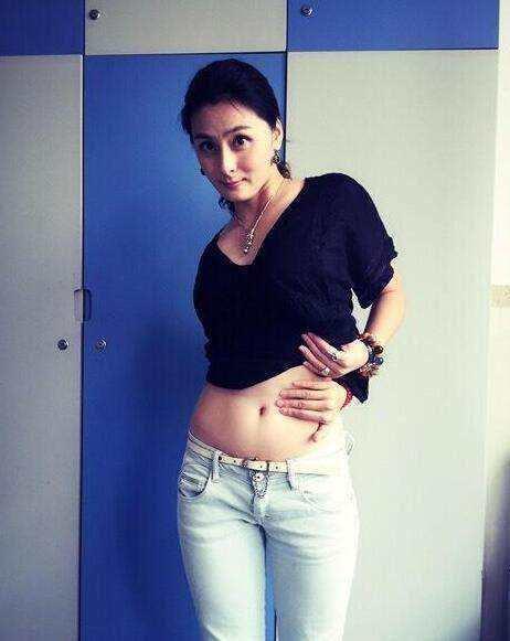 最美跳水裁判饶琅现状:身材傲人美得冒泡,42岁仍单身一人