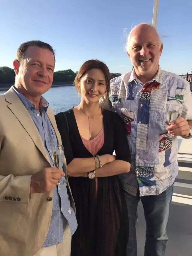 最美跳水裁判饶琅现状:身材傲人美得冒泡,42岁仍单身一人