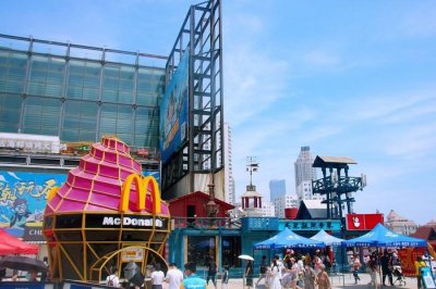 大连圣亚海洋世界,这里有亚洲最长的海底通道,是亲子游玩好去处