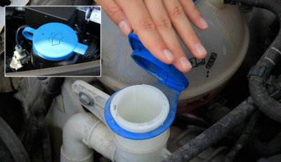 ​给汽车加玻璃水的正确方法