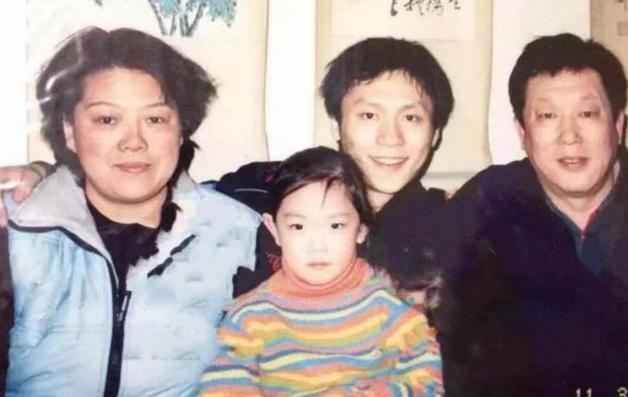 范冰冰18岁弟弟颜值超高，而李晨的妹妹却长成这样，差距真大