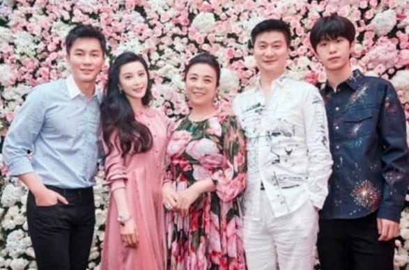 范冰冰18岁弟弟颜值超高，而李晨的妹妹却长成这样，差距真大