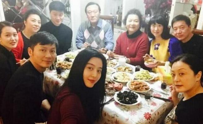 范冰冰18岁弟弟颜值超高，而李晨的妹妹却长成这样，差距真大