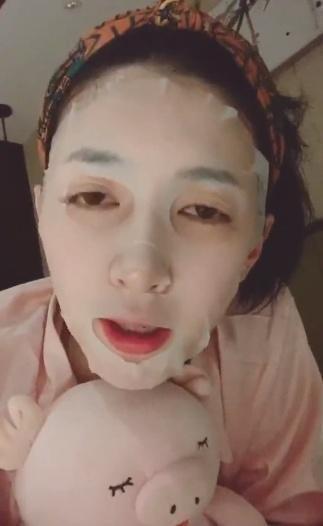 江疏影凌晨敷面膜,催促粉丝们赶快睡觉,对着镜头又摸头又飞吻