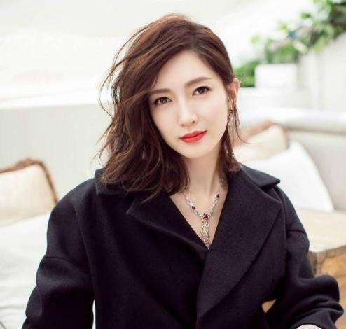 江疏影凌晨敷面膜,催促粉丝们赶快睡觉,对着镜头又摸头又飞吻