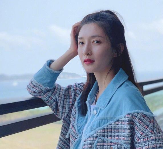 江疏影凌晨敷面膜,催促粉丝们赶快睡觉,对着镜头又摸头又飞吻