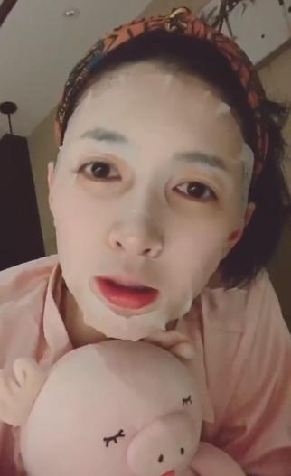 江疏影凌晨敷面膜,催促粉丝们赶快睡觉,对着镜头又摸头又飞吻
