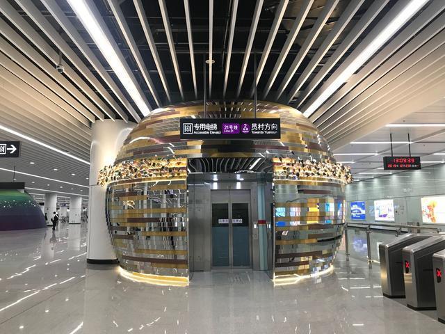 广州这个地铁站,号称亚洲最大,内有5个巨球,最高容纳18万人