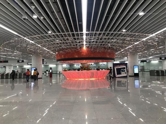 广州这个地铁站,号称亚洲最大,内有5个巨球,最高容纳18万人