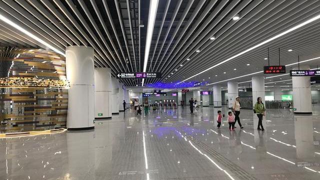 广州这个地铁站,号称亚洲最大,内有5个巨球,最高容纳18万人