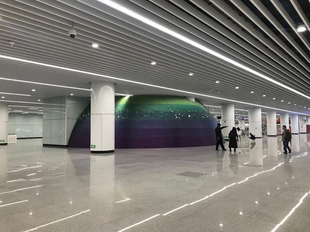 广州这个地铁站,号称亚洲最大,内有5个巨球,最高容纳18万人