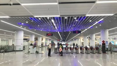 广州这个地铁站,号称亚洲最大,内有5个巨球,最高容纳18万人