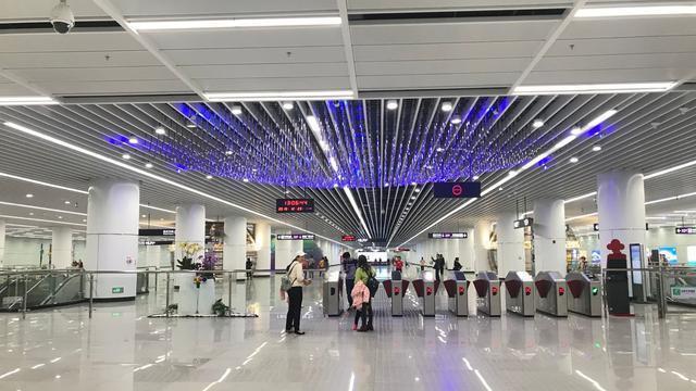 广州这个地铁站,号称亚洲最大,内有5个巨球,最高容纳18万人