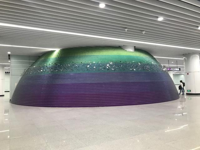 广州这个地铁站,号称亚洲最大,内有5个巨球,最高容纳18万人