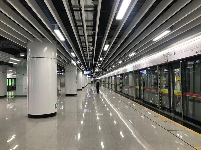 广州这个地铁站,号称亚洲最大,内有5个巨球,最高容纳18万人