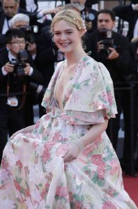 ElleFanning穿碎花深V礼裙,亮相戛纳电影节红毯,如花仙女一般