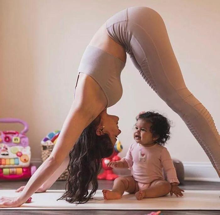 ElleFanning穿碎花深V礼裙,亮相戛纳电影节红毯,如花仙女一般