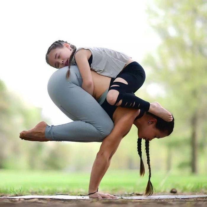 ElleFanning穿碎花深V礼裙,亮相戛纳电影节红毯,如花仙女一般