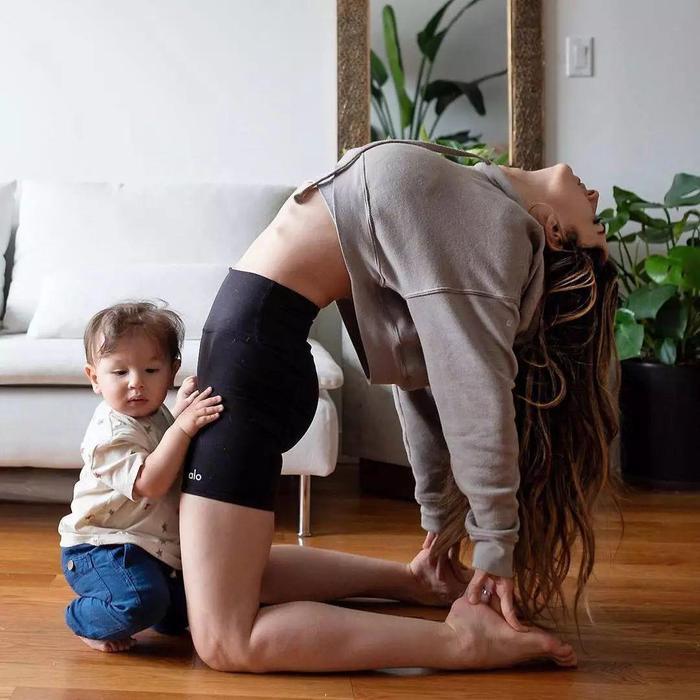 ElleFanning穿碎花深V礼裙,亮相戛纳电影节红毯,如花仙女一般