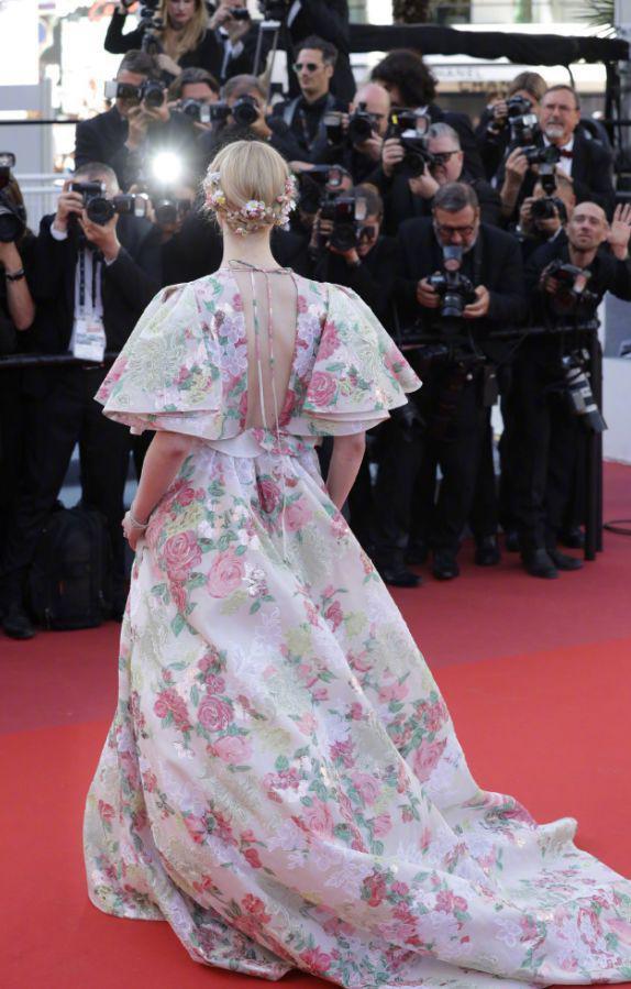 ElleFanning穿碎花深V礼裙,亮相戛纳电影节红毯,如花仙女一般