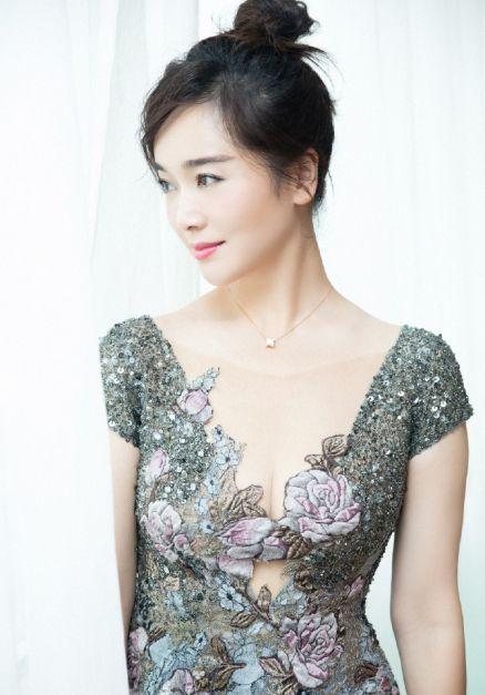 39岁左小青近照,曾是体操运动员,如今嫁大20岁丈夫入了豪门