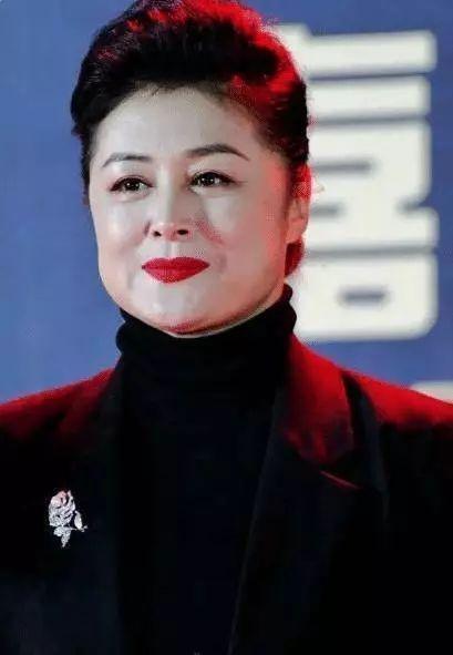 “谢大脚”年轻时有多美?当旧照曝光,怪不得象牙山老爷们都稀罕