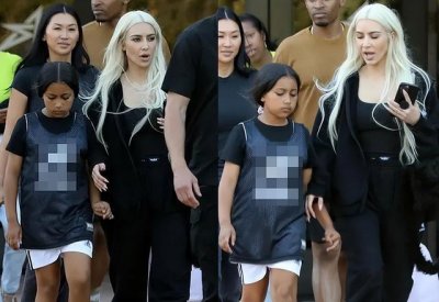 41岁卡戴珊罕见带女儿逛街,染成白发成辣妈