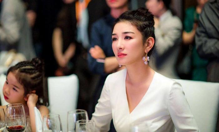 43岁黄奕近况曝光:前夫黄毅清被判刑15年,独自抚养女儿终获新生