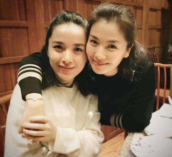 43岁靳东妻子曝光,美貌不输刘涛,还是个影后,网友:门当户对