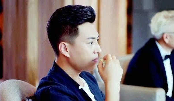 43岁靳东妻子曝光,美貌不输刘涛,还是个影后,网友:门当户对