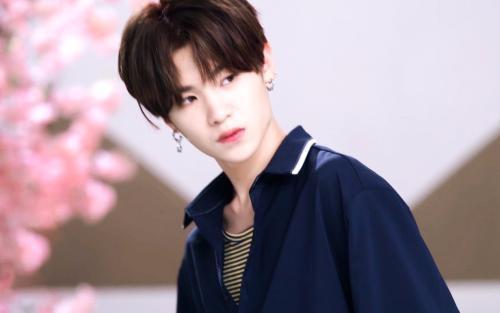 助理打掉粉丝的手机,当红明星却是无动于衷?网友:这就是偶像?