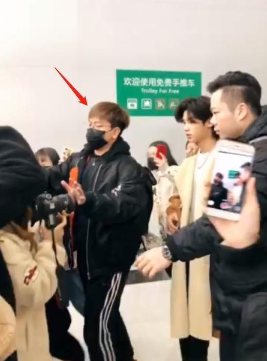 助理打掉粉丝的手机,当红明星却是无动于衷?网友:这就是偶像?