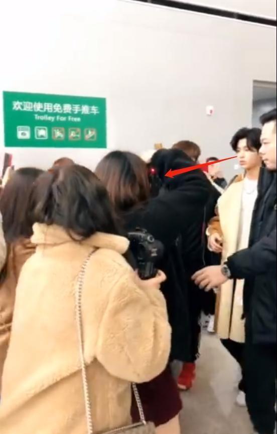 助理打掉粉丝的手机,当红明星却是无动于衷?网友:这就是偶像?