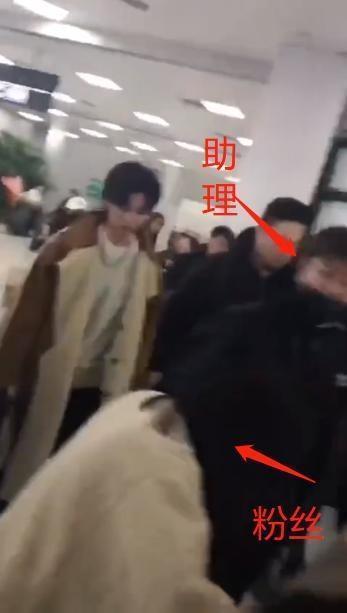 助理打掉粉丝的手机,当红明星却是无动于衷?网友:这就是偶像?