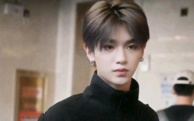 ​助理打掉粉丝的手机，当红明星却是无动于衷？网友：这就是偶像？