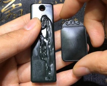 ​想要分清楚这两种和田玉山料，可以通过打灯看颜色去辨别