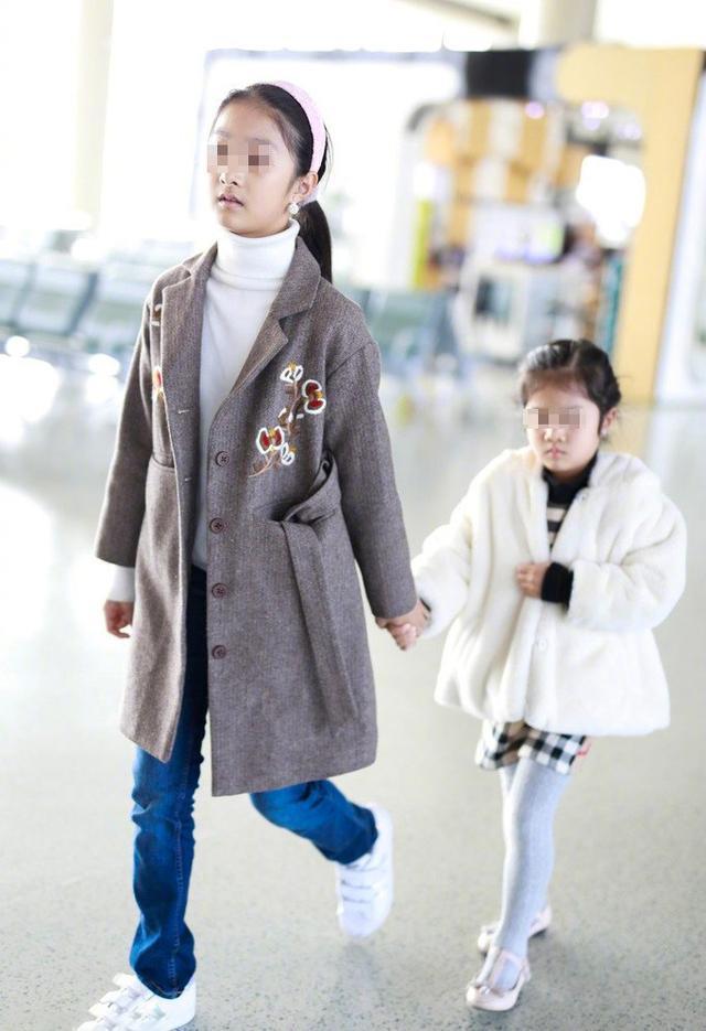 马伊琍携带着两个女儿现身机场,五官长像爸爸