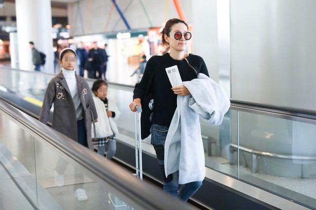 马伊琍携带着两个女儿现身机场,五官长像爸爸