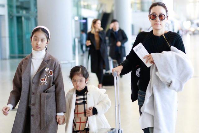 马伊琍携带着两个女儿现身机场,五官长像爸爸