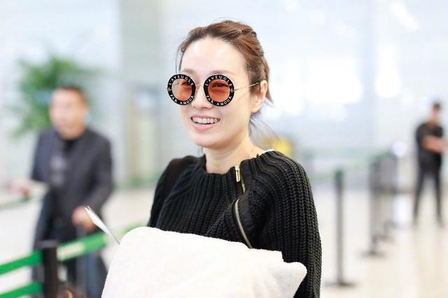 马伊琍携带着两个女儿现身机场,五官长像爸爸