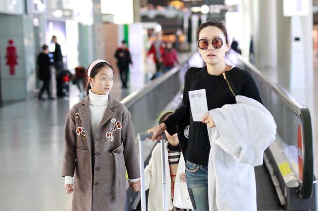 马伊琍携带着两个女儿现身机场,五官长像爸爸