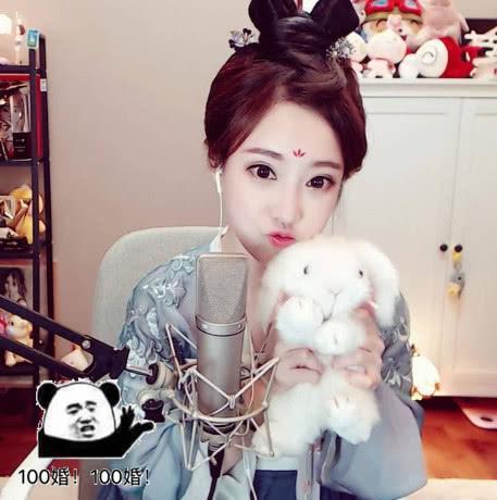 冯提莫直播COS遭吐槽,看到她的不知火舞后,网友:不知好歹!