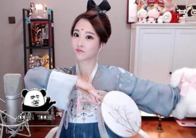 冯提莫直播COS遭吐槽,看到她的不知火舞后,网友:不知好歹!