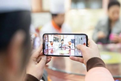 央视《厨王争霸》主持人点赞新东方烹饪教育学子,食雕花实力抢镜