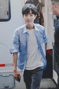 ​肖战被男粉怼脸拍照，脱口说出一句话让路人笑喷，资深粉：习惯了