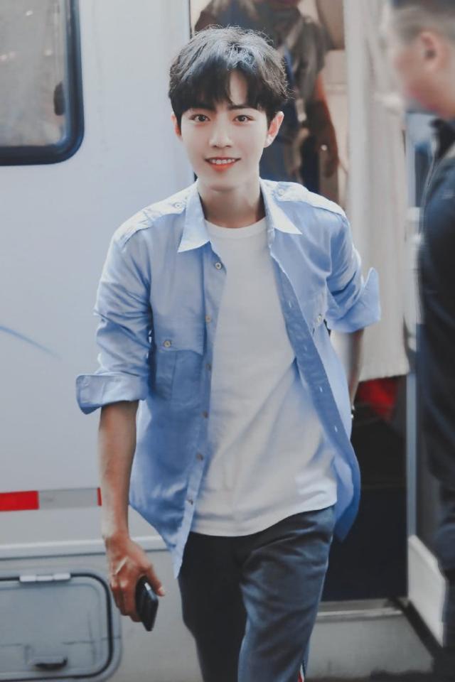 肖战被男粉怼脸拍照,脱口说出一句话让路人笑喷,资深粉:习惯了