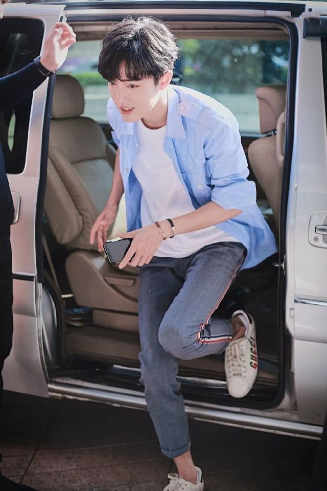 肖战被男粉怼脸拍照,脱口说出一句话让路人笑喷,资深粉:习惯了