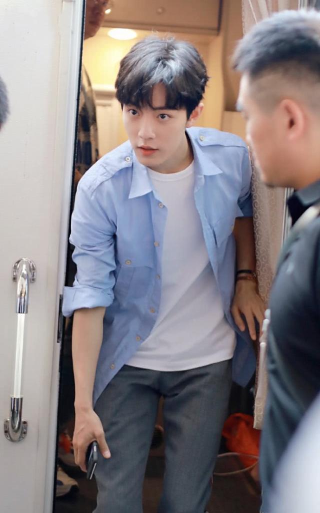 肖战被男粉怼脸拍照,脱口说出一句话让路人笑喷,资深粉:习惯了