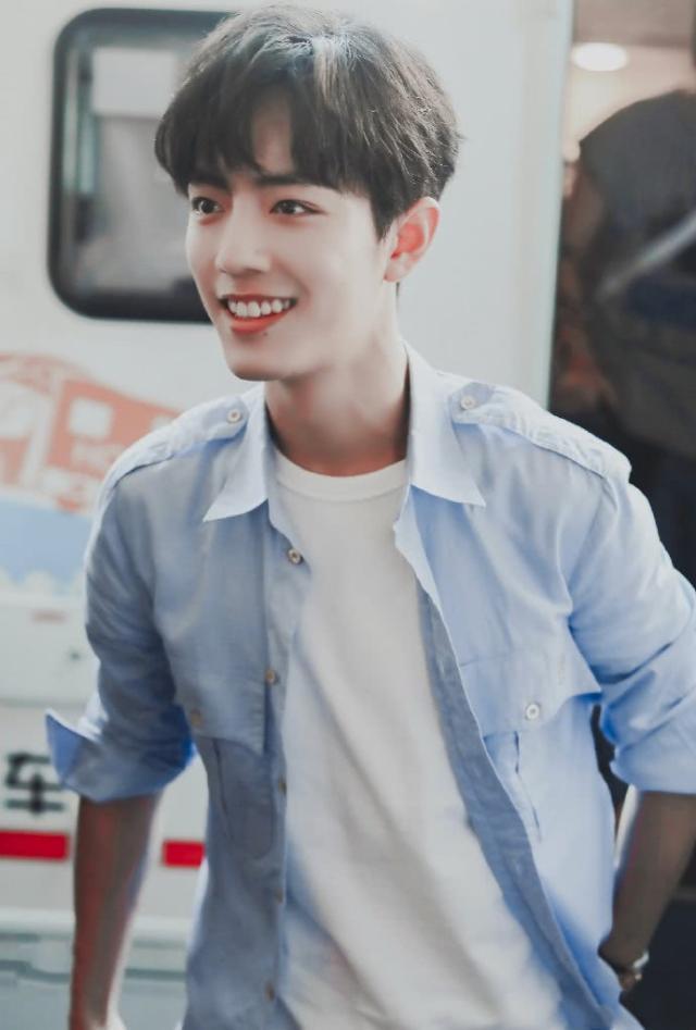 肖战被男粉怼脸拍照,脱口说出一句话让路人笑喷,资深粉:习惯了