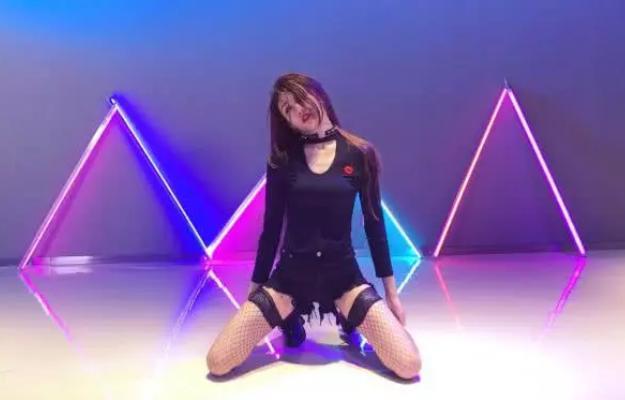 艾比恢复真是性别,应粉丝要求穿男装,只能说男女装相宜